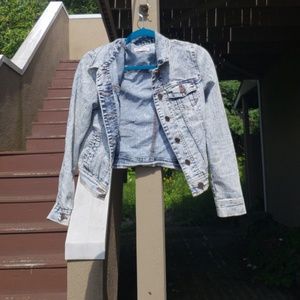 Lightwash short denim jacket